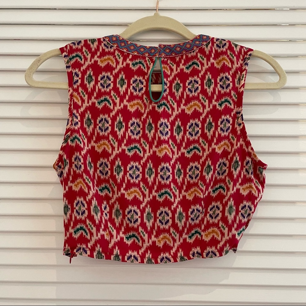 NWT Embroidered Front Sleeveless Crop Top - Picture 6 of 8
